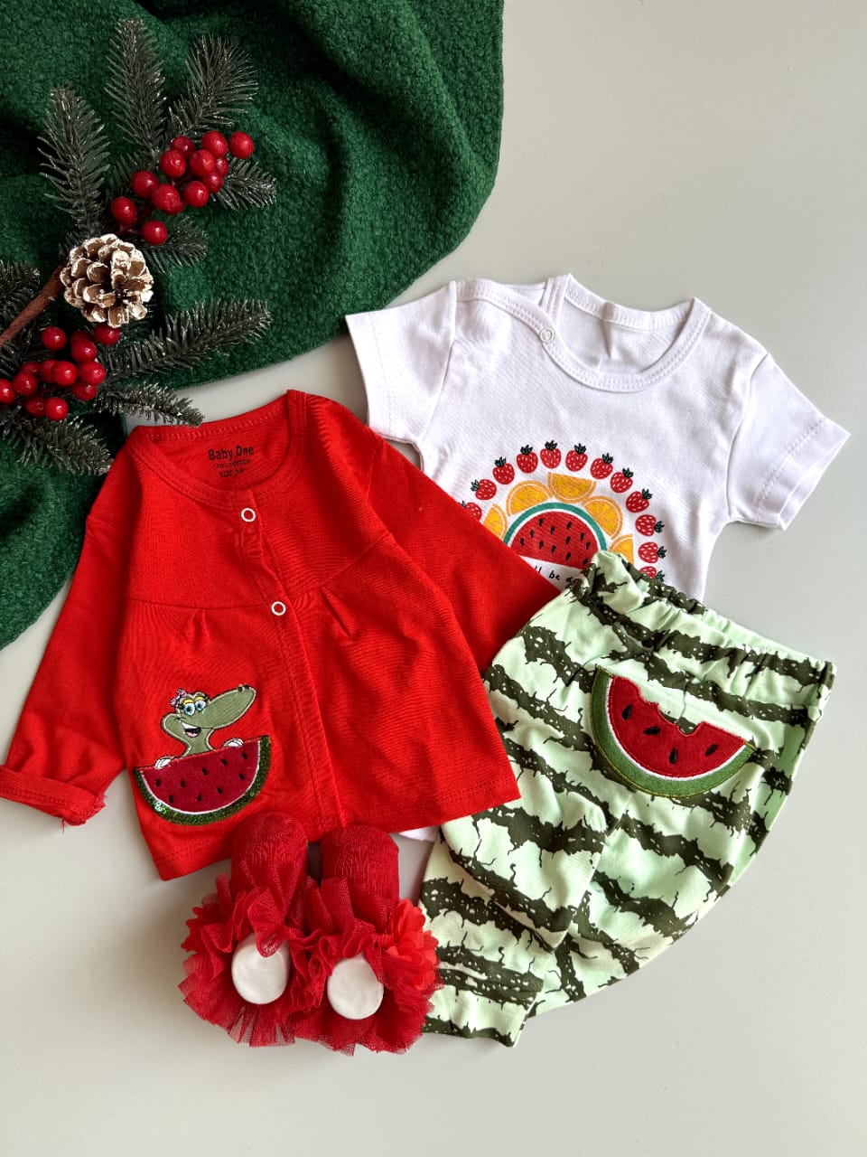 سه تیکه یلدایی هندوانه دینو دختر